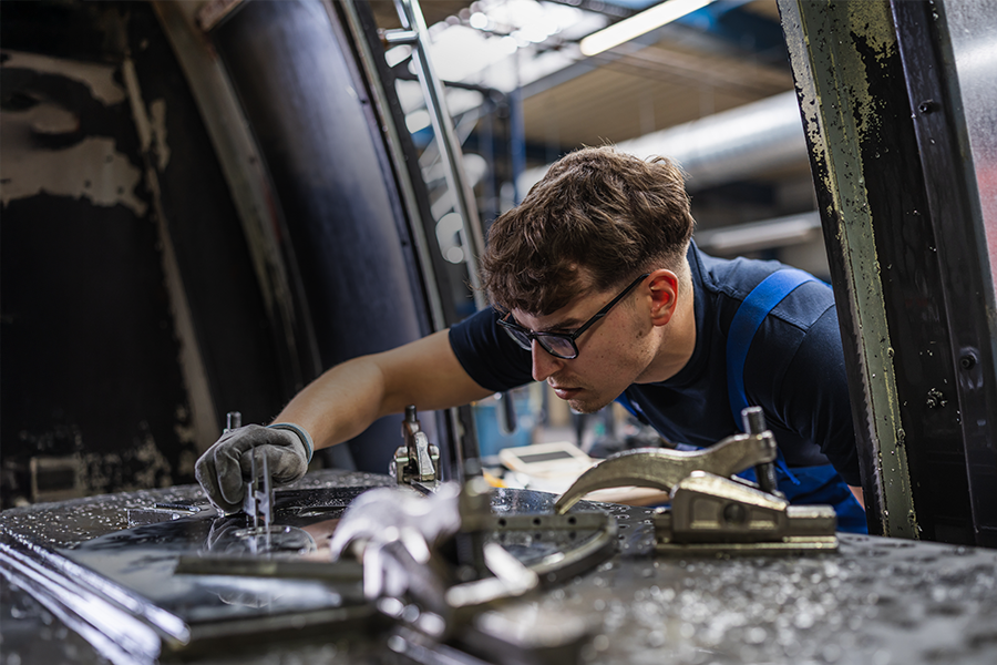 Mitarbeiter, der eine Maschine bedient